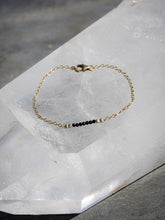 Charger l&#39;image dans la galerie, Bracelet fin petites petites pierres Spinelle noire, Lapis Lazuli ou Grenat
