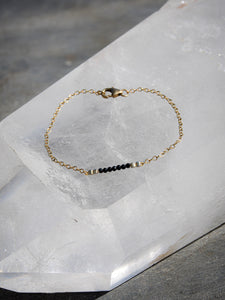 Bracelet fin petites petites pierres Spinelle noire, Lapis Lazuli ou Grenat