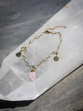 Charger l&#39;image dans la galerie, Chaîne de cheville Quartz rose et breloques en acier inoxydable
