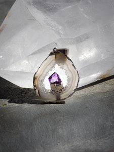 Pendentif en géode de Cristal de roche et pierre Améthyste