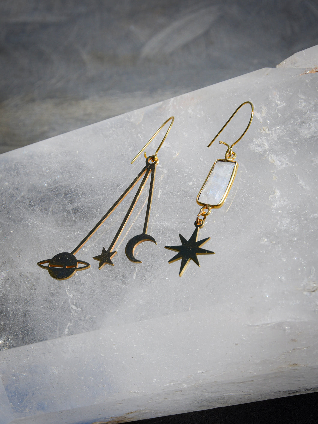 Boucles d'oreille dépareillées Labradorite blanche en acier inoxydable