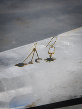 Charger l&#39;image dans la galerie, Boucles d&#39;oreille dépareillées Labradorite blanche en acier inoxydable
